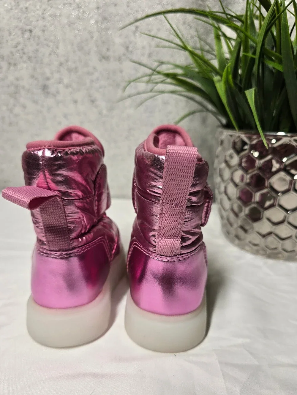 Hunter NWOB Kids' Waterproof Metallic Pink Snow Boots Size 6